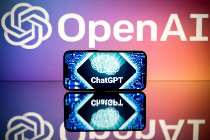 Logo OpenAI i ChataGPT wyświetlane na ekranach w Tuluzie, południowo-zachodnia Francja, 23.01.2023 r. (Lionel Bonaventure/AFP via Getty Images)