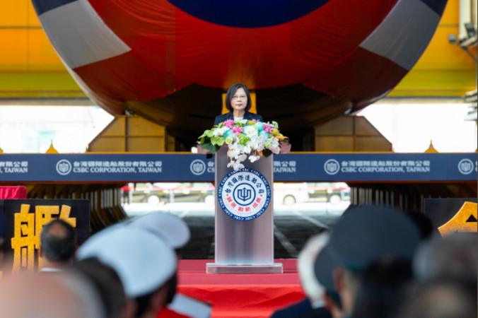 Prezydent Tajwanu Tsai Ing-wen wygłasza przemówienie podczas ceremonii wodowania pierwszego tajwańskiego okrętu podwodnego o nazwie Hai Kun, stocznia Kaohsiung na Tajwanie, 28.09.2023 r., zdjęcie udostępnione przez Biuro Prezydent Tajwanu (TAIWAN PRESIDENTIAL OFFICE/HANDOUT/PAP/EPA)