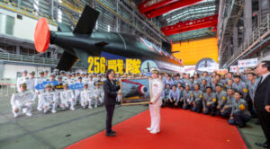 Prezydent Tajwanu Tsai Ing-wen (pośrodku) pozuje ze zdjęciem okrętu podwodnego podczas ceremonii wodowania pierwszego tajwańskiego okrętu podwodnego o nazwie Hai Kun, stocznia Kaohsiung na Tajwanie, 28.09.2023 r., zdjęcie udostępnione przez Biuro Prezydent Tajwanu (TAIWAN PRESIDENTIAL OFFICE/HANDOUT/PAP/EPA)