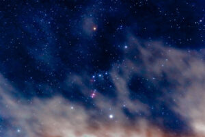 W październiku można obserwować Orionidy – meteory, których radiant znajduje się właśnie w gwiazdozbiorze Oriona. Na zdjęciu ilustracyjnym gwiazdozbiór Oriona na nocnym niebie (<a href="https://unsplash.com/@jkaufmanphotography?utm_source=unsplash&amp;utm_medium=referral&amp;utm_content=creditCopyText">Johnny Kaufman</a> / <a href="https://unsplash.com/photos/kYlN3swKbSA?utm_source=unsplash&amp;utm_medium=referral&amp;utm_content=creditCopyText">Unsplash</a>)