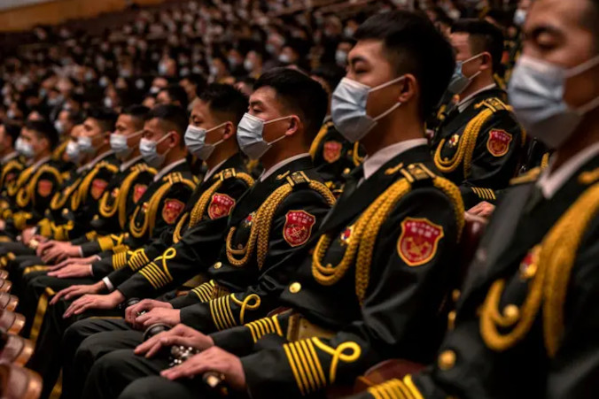 Członkowie zespołu Armii Ludowo-Wyzwoleńczej siedzą podczas ceremonii otwarcia XX zjazdu Komunistycznej Partii Chin w Wielkiej Hali Ludowej w Pekinie, Chiny, 16.10.2022 r. Powszechne były opinie, że przywódca Chin Xi Jinping zapewni sobie trzecią kadencję u władzy (Kevin Frayer / Getty Images)