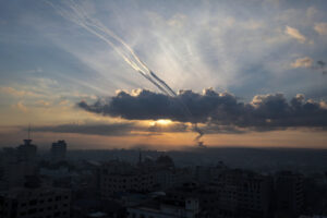 Rakiety wystrzelone z przybrzeżnej Strefy Gazy w kierunku Izraela, 7.10.2023 r. (MOHAMMED SABER/PAP/EPA)
