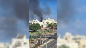 Dym unosi się po uderzeniu rakiety wystrzelonej ze Strefy Gazy, Aszkelon na południu Izraela, 7.10.2023 r. (The Epoch Times Israel)