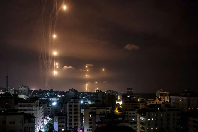Rakiety wystrzelone przez terrorystów Hamasu ze Strefy Gazy przechwycone przez izraelski system obrony przeciwrakietowej Żelazna Kopuła, 7.10.2023 r. (Mohammed Abed/AFP via Getty Images)