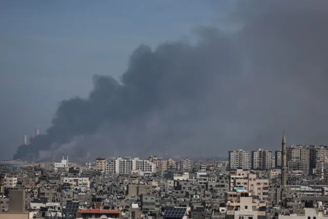 Kłęby dymu nad izraelską stroną granicy ze Strefą Gazy po serii porannych ataków rakietowych ze Strefy Gazy na Izrael, 7.10.2023 r. (Mohammed Abed/AFP via Getty Images)
