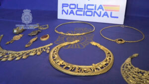 Kadr z filmu wideo nakręconego przez hiszpańską Policję Narodową ukazuje niektóre z jedenastu odzyskanych złotych artefaktów o wartości ponad 60 mln euro, należących do ukraińskiego dziedzictwa historycznego, Madryt, Hiszpania, 23.10.2023 r. (Policia Nacional HANDOUT/PAP/EPA)