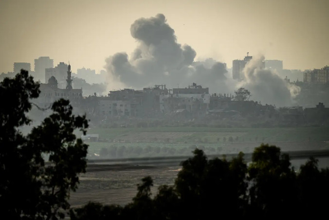 Nadchodzący izraelski atak wojskowy na budynki w Strefie Gazy, widziany z obszaru przygranicznego w pobliżu Sderot w Izraelu, 23.10.2023 r. (Leon Neal / Getty Images)