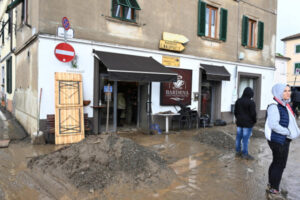Ludzie stoją w miejscu, nad którym przetoczyła się nawałnica, Figline di Prato, Włochy, 3.11.2023 r. (CLAUDIO GIOVANNINI/PAP/EPA)