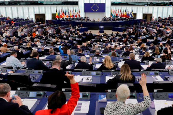 Europosłowie na sali plenarnej podczas głosowania w Parlamencie Europejskim, Strasburg we Francji, 22.11.2023 r. (RONALD WITTEK/PAP/EPA)
