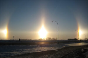 Słońce poboczne obserwowane w Fargo, Dakota Północna, 18.02.2009 r. (Gopherboy6956 – praca własna / <a href="https://commons.wikimedia.org/w/index.php?curid=5985196">domena publiczna</a>)