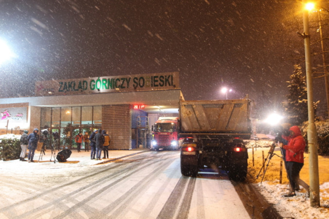 Cztery osoby zginęły wskutek wypadku, do którego doszło podczas płukania rurociągu podsadzkowego w kopalni Sobieski w Jaworznie, 28.11.2023 r. (Zbigniew Meissner / PAP)