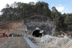 Wejście do tunelu, w którym na skutek zawalenia się sklepienia zostało uwięzionych 41 robotników, Uttarkashi w Indiach, 29.11.2023 r, już po zakończeniu akcji ratunkowej (RAJAT GUPTA/PAP/EPA)