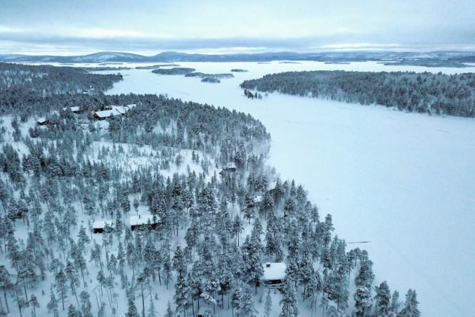 W Laponii opuszczono szlabany na ostatnim otwartym dotąd przejściu na granicy Finlandii z Rosją. Na zdjęciu ilustracyjnym krajobraz Laponii, fotografia niedatowana (<a href="https://unsplash.com/@datingscout?utm_content=creditCopyText&amp;utm_medium=referral&amp;utm_source=unsplash">Datingscout</a> / <a href="https://unsplash.com/photos/snow-covered-trees-and-mountains-MYJVaCl6M4M?utm_content=creditCopyText&amp;utm_medium=referral&amp;utm_source=unsplash">Unsplash</a>)