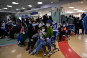 Eksperci obawiają się, że epidemia zapalenia płuc u dzieci w Chinach to COVID-19 przemianowany przez reżim