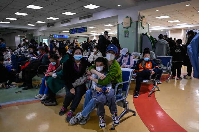 Dzieci i ich rodzice czekają w ambulatorium szpitala dziecięcego w Pekinie, 23.11.2023 r. (Jade Gao/AFP via Getty Images)