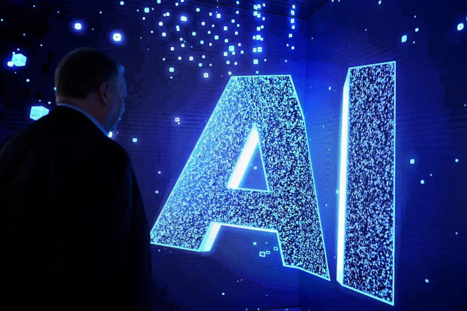 Zwiedzający ogląda symbol AI (sztucznej inteligencji) na animowanym ekranie podczas Mobile World Congress (MWC), największego corocznego spotkania branży telekomunikacyjnej, Barcelona, zdjęcie archiwalne (Josep Lago/AFP via Getty Images)