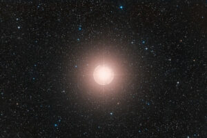 Betelgeza to czerwony nadolbrzym widoczny w gwiazdozbiorze Oriona. Ilustracja pochodzi z Digitized Sky Survey 2 (<a href="https://www.eso.org/public/images/eso0927e/">ESO/Digitized Sky Survey 2</a>, <a href="https://creativecommons.org/licenses/by/4.0/">CC BY 4.0</a>, zdjęcie modyfikowane / <a href="https://commons.wikimedia.org/w/index.php?curid=28967349">Wikimedia</a>)