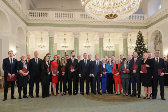 Prezydent RP Andrzej Duda (pośrodku po lewej) oraz premier Donald Tusk (pośrodku po prawej) na współnym zdjęciu z nowo powołanymi członkami rządu podczas uroczystości zaprzysiężenia kierowanego przez Donalda Tuska gabinetu w Pałacu Prezydenckim w Warszawie, 13.12.2023 r. (Paweł Supernak / PAP)