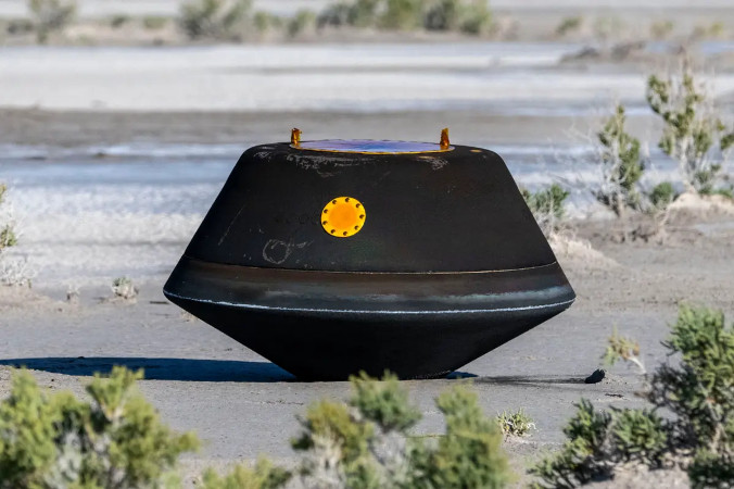 Kapsuła z próbką z misji OSIRIS-REx, prowadzonej przez NASA, tuż po wylądowaniu na poligonie testowo-szkoleniowym Dugway Departamentu Obrony, pustynia w Utah, 24.09.2023 r. (Keegan Barber / NASA via Getty Images)