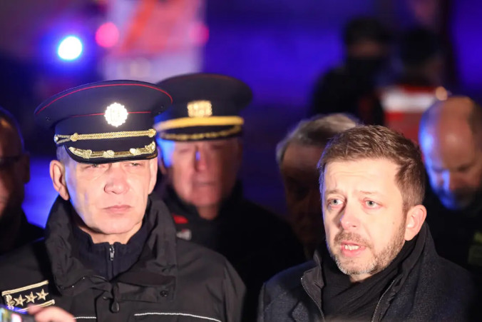 Minister spraw wewnętrznych Vit Rakušan (po prawej) i szef czeskiej policji Martin Vondrášek (po lewej) podczas briefingu prasowego w Pradze, Republika Czeska, 21.12.2023 r. (Gabriel Kuchta / Getty Images)