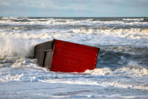 Płynący do Gdańska statek zgubił 46 kontenerów, na plaży znaleziono m.in. lodówki