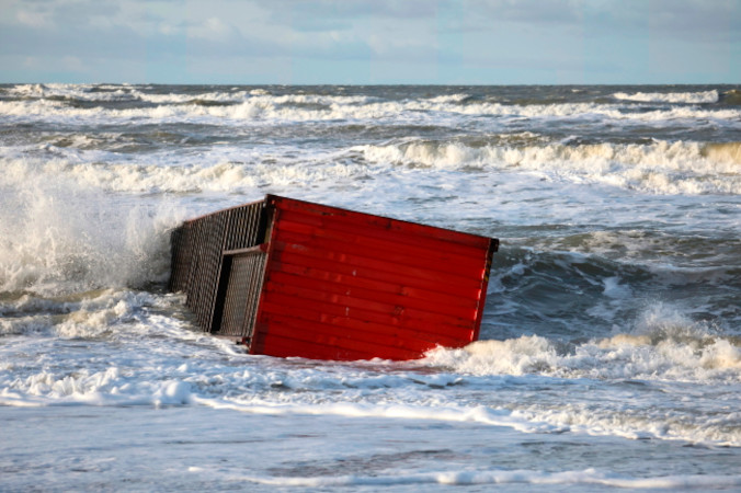 Kontener zgubiony na Morzu Północnym podczas sztormu Pia utknął na mieliźnie, miejsce między plażami Tranum a Slette, Dania, 23.12.2023 r. (CLAUS BJOERN LARSEN/PAP/EPA)