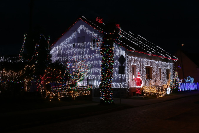 Świetlne dekoracje na święta Bożego Narodzenia we wsi Popowo, 23.12.2023 r. (Lech Muszyński / PAP)
