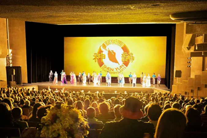 Artyści Shen Yun Performing Arts New Era Company wywołani na scenę przez publiczność po zakończeniu występu w Zellerbach Hall, 16.01.2023 r. (Zhou Rong / The Epoch Times)