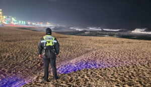Funkcjonariusz policji morskiej patroluje plażę w mieście Gangneung, prowincja Gangwon, Korea Południowa, 1.01.2024 r. Niewielkie fale tsunami pojawiły się u wschodniego wybrzeża prowincji po silnym trzęsieniu ziemi u zachodnich wybrzeży Japonii (YONHAP/PAP/EPA)