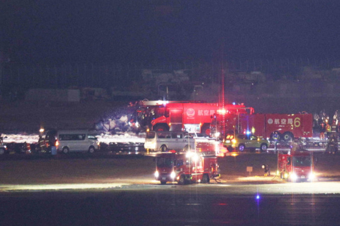 Strażacy gaszą pożar samolotu pasażerskiego Japan Airlines (JAL) na płycie lotniska Haneda w Tokio, Japonia, 2.01.2024 r. (JIJI PRESS/PAP/EPA)