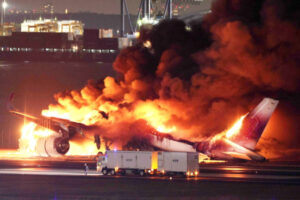Samolot pasażerski linii Japan Airline (JAL) po wylądowaniu na płycie lotniska Haneda stanął w płomieniach, Tokio w Japonii, 2.01.2024 r. (JIJI PRESS/PAP/EPA)