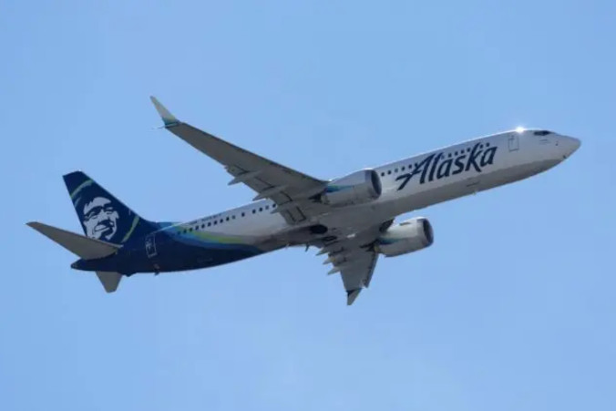 Samolot linii Alaska Airlines startuje z międzynarodowego lotniska w San Francisco, 7.03.2022 r. (Justin Sullivan / Getty Images)