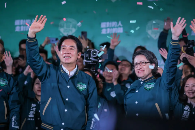 Konfetti nad sceną i zgromadzonymi ludźmi, gdy wiceprezydent Tajwanu, prezydent elekt z Demokratycznej Partii Postępowej (DPP) Lai Ching-te (pośrodku po lewej) oraz kandydatka na wiceprezydenta Hsiao Bi-khim (pośrodku po prawej) przemawiają do zwolenników na wiecu w siedzibie partii w Tajpej na Tajwanie, 13.01.2024 r. (Annabelle Chih / Getty Images)