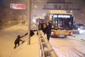 Służby usuwają skutki burzy śnieżnej w Warszawie. Błyskawice w styczniu