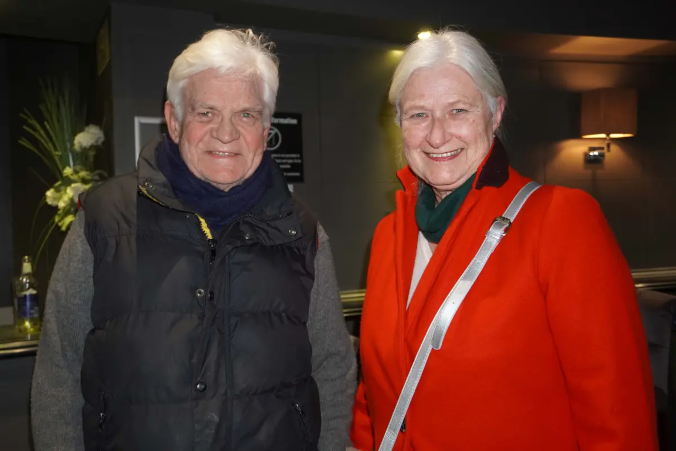 Nigel Webb i Angela Hume oglądali przedstawienie Shen Yun Performing Arts w New Victoria Theatre w Woking, Wielka Brytania, 12.01.2024 r. (Mary Mann / The Epoch Times)