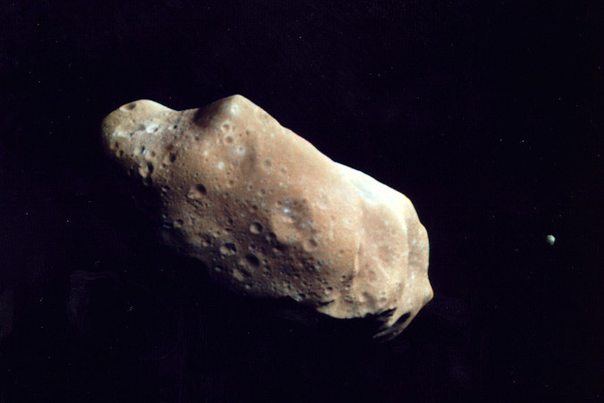 W nocy z wtorku na środę naszą planetę minie asteroida o średnicy 100-200 m. Na zdjęciu ilustracyjnym sztucznie pokolorowany obraz innej asteroidy – 243 Ida – i jej małego satelity Dactyla, po prawej, wykonane przez sondę Galileo (<a href="https://nssdc.gsfc.nasa.gov/imgcat/html/object_page/gal_p44131.html">NASA/JPL</a> / <a href="https://commons.wikimedia.org/w/index.php?curid=42598865">domena publiczna</a>)