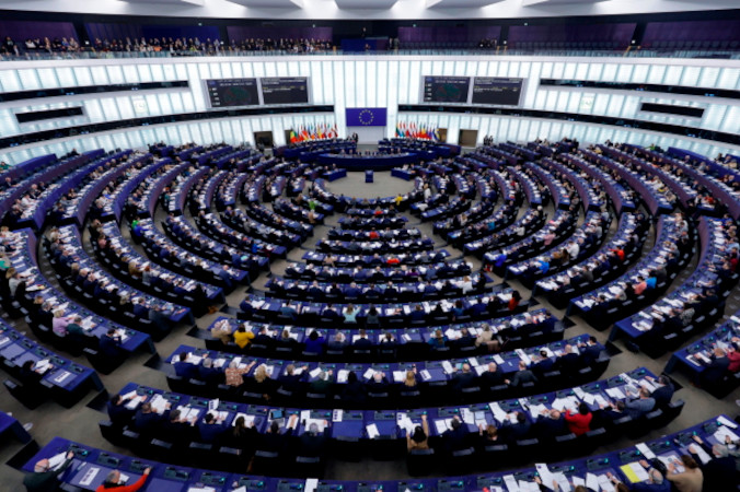 Posłowie do Parlamentu Europejskiego podczas głosowania w Parlamencie Europejskim w Strasburgu, Francja, 17.01.2024 r. (RONALD WITTEK/PAP/EPA)