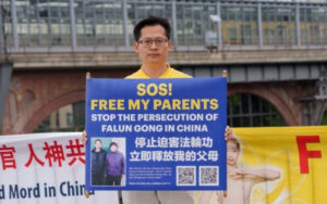 Mieszkający w Berlinie Ding Lebin domaga się uwolnienia swojego ojca w Chinach przed chińską ambasadą w Berlinie (The Epoch Times)