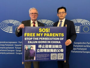 Poseł CDU Michael Gahler (po lewej) i mieszkający w Berlinie Ding Lebin wzywają Komunistyczną Partię Chin do uwolnienia Ding Yuandego i zakończenia prześladowań Falun Gong w Chinach (fot. dzięki uprzejmości Ding Lebina)