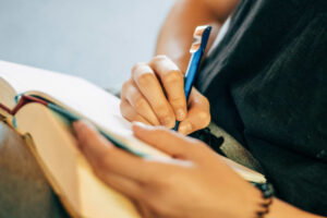 Pisanie ręczne poprawia pamięć i pomaga się uczyć