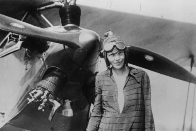Amelia Earhart stoi przed swoim samolotem Friendship, Nowa Fundlandia, 14.06.1928 r. (Getty Images)