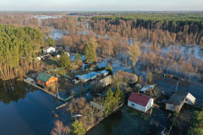 Wysoki poziom wody na Bugu wywołany roztopami i spiętrzającą się krą spowodował częściowe zalanie wsi Młynarze, 30.01.2024 r. (Leszek Szymański / PAP)