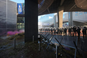 Policjanci przed gmachem Parlamentu Europejskiego podczas protestu rolników w trakcie szczytu UE w Brukseli, Belgia, 1.02.2024 r. (OLIVIER MATTHYS/PAP/EPA)