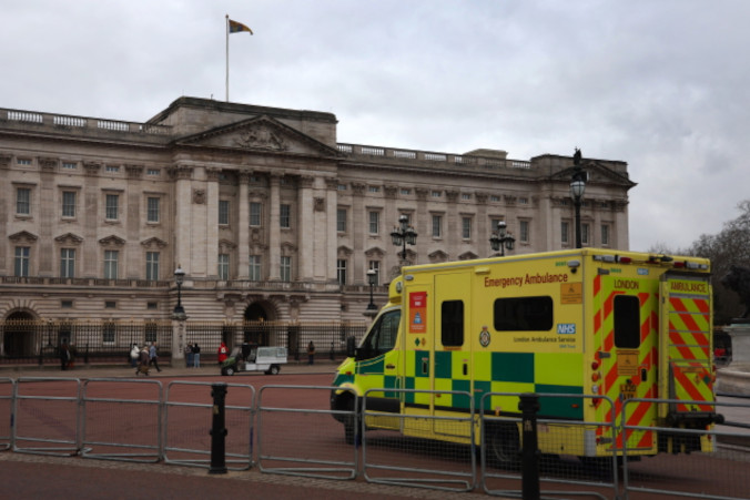 Ambulans przed Pałacem Buckingham w Londynie, Wielka Brytania, 6.02.2024 r. Pałac Buckingham ogłosił dzień wcześniej, że król Karol III jest leczony z powodu raka (ANDY RAIN/PAP/EPA)