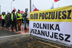 Protest rolników na drodze krajowej nr 28 przed polsko-ukraińskim przejściem granicznym w Medyce, 9.02.2024 r. (Darek Delmanowicz / PAP)