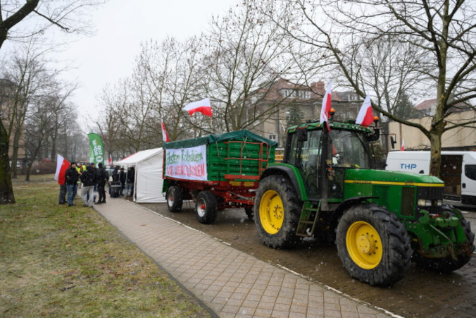 Protest rolników przed Wielkopolskim Urzędem Wojewódzkim w Poznaniu, 9.02.2024 r. (Jakub Kaczmarczyk / PAP)