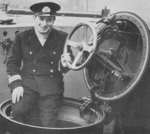 Dowódca okrętu podwodnego ORP Orzeł kpt. mar. Jan Grudziński na zdjęciu z książki „‘Orzel’s’ Patrol. The Story of the Polish Submarine”, London, Methuen, 1942 r. (Eryk K. S. Sopoćko – plik pochodzi z <a href="https://polona.pl/">Biblioteki Cyfrowej Polona</a> i jest dostępny <a href="https://polona.pl/item-view/2af58eb3-fbb0-4e22-bafd-42513ca32f62?page=7">pod identyfikatorem cyfrowym</a> / <a href="https://commons.wikimedia.org/w/index.php?curid=97335096">domena publiczna</a>)