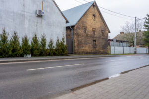 Mieszkańcy ustawiają znicze w Wawrowie, w miejscu tragicznego wypadku, w którym zginął 10-letni chłopiec, 10.02.2024 r. (Małgorzata Sawoch / PAP)