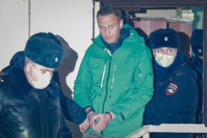 Lider rosyjskiej opozycji i działacz antykorupcyjny Aleksiej Nawalny wyprowadzany z komendy milicji w Chimkach pod Moskwą, Rosja, 18.01.2021 r., ponownie wydane 16.02.2024 r. (SERGEI ILNITSKY/PAP/EPA)