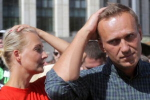 Lider rosyjskiej opozycji Aleksiej Nawalny i jego żona Julia uczestniczą w wiecu przeciwko podniesieniu wieku emerytalnego w Moskwie, Rosja, 29.07.2018 r., ponownie wydane 16.02.2024 r. (MAXIM SHIPENKOV/PAP/EPA)